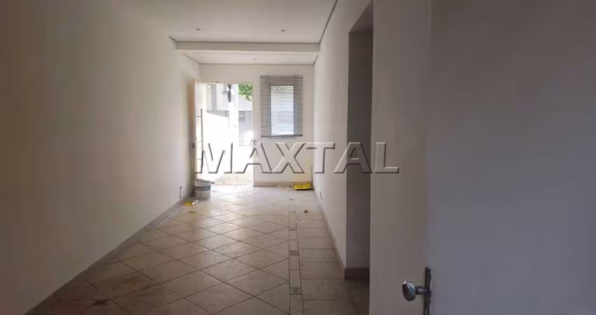 Sobrado em região comercial de Santana, 100m²,  com 3 salas e 2 vagas de garagem.
