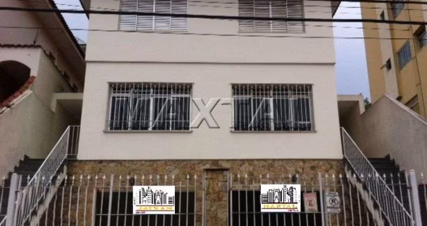 Casa de 140m², 3 quartos, 1 suíte, 2 banheiros, 1 lavabo, copa, cozinha e 3 vagas.