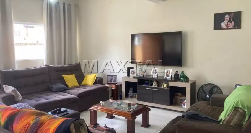 Casa assobrada com 300m², 3 quartos com suíte, 1 closet,  sala, sacada e 5 vagas de garagem