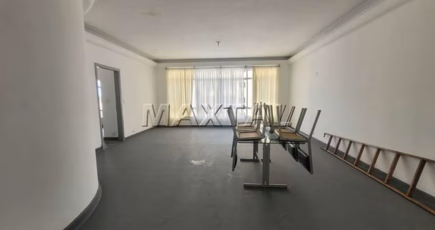 Sobrado Residencial ou Comercial em Santana com 5 dormitórios, 4 banheiros e 4 vagas.