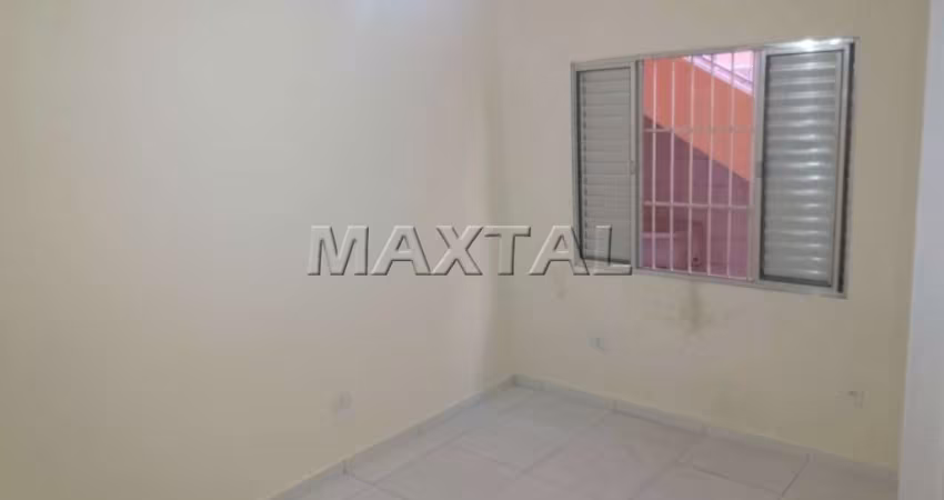 Casa em condomínio para locação, com 55m² e 1 dormitório. No Jardim Almanara.