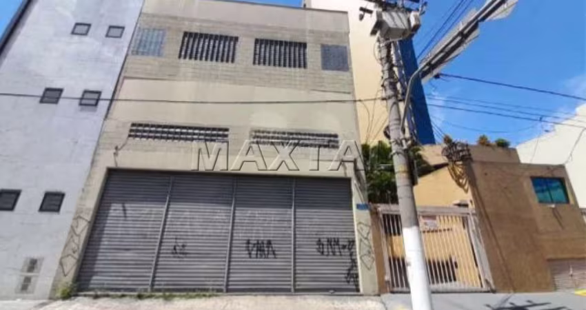 Galpão para locação em região comercial de Santana, com entrada para caminhão.