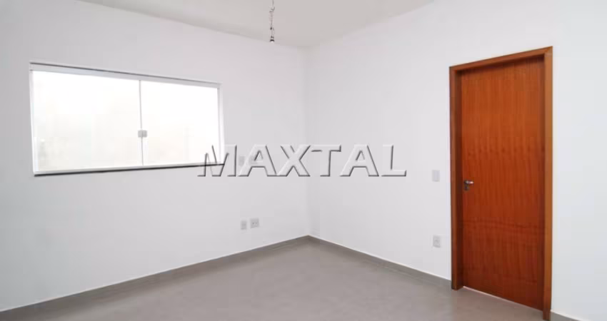 Apartamento para locação no Parque Mandaqui, 34m² com 1 dormitório, sala, sacada, cozinha e 1 vaga.