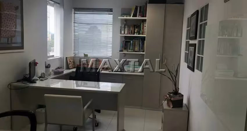Sala comercial com vaga de automóvel, banheiro e todo mobiliado  em excelente localização.