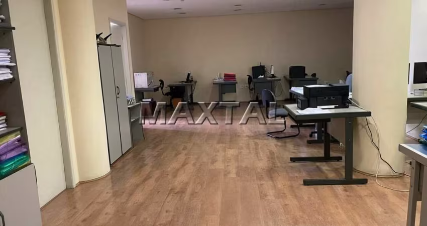 Conjunto comercial totalmente mobiliado, com escritórios completos, ar, 3 vagas e computadores.