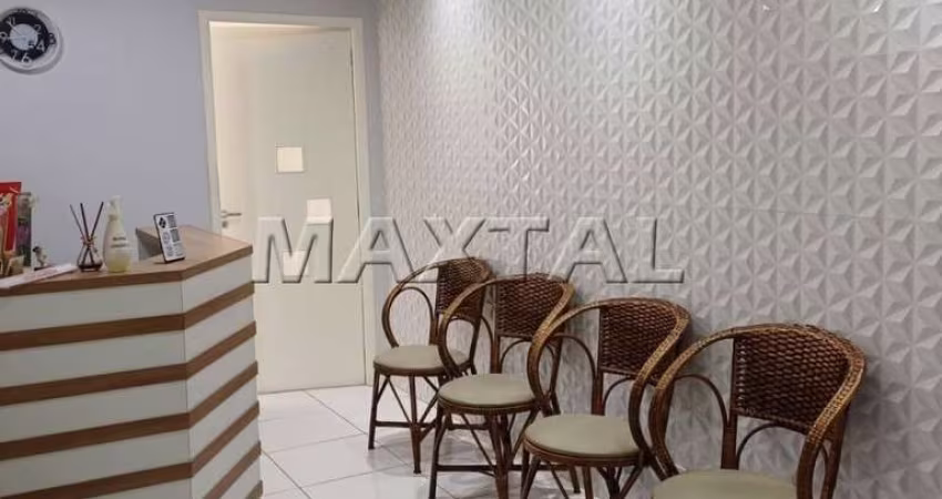 Sala comercial na Água Fria, com ampla sala, dois banheiros e vaga coberta de estacionamento.
