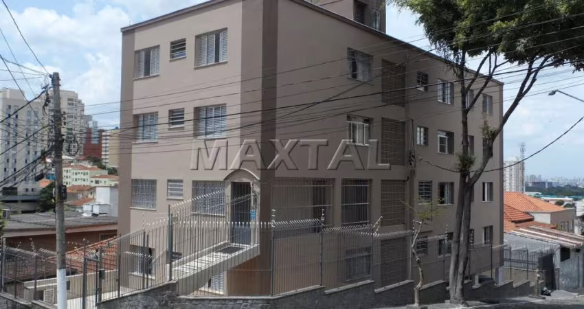 Apartamento em Santana com 2 dormitórios, sala, cozinha, banheiro e vaga de garagem.