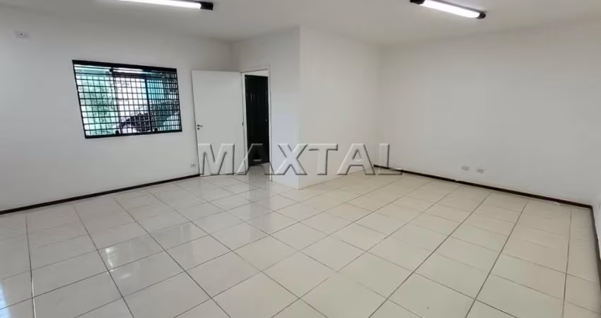 Sala na região comercial da Água Fria, 58m² toda em piso frio, 2 banheiros.