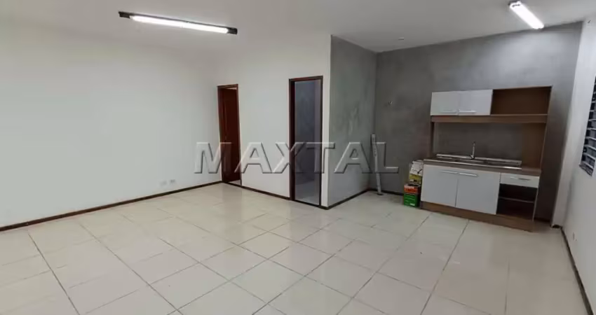 Sala na região comercial da água fria, 58m², toda em piso frio, 2 banheiros.