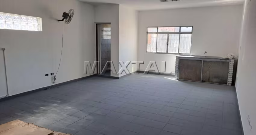 Sala comercial para locação de 60m², com banheiro individual. a 100 metros da Av. Engenheiro.