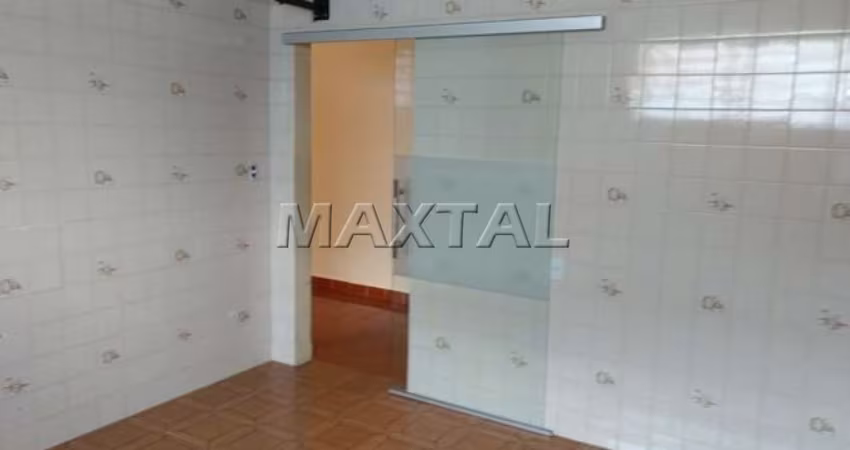 casa térrea com 2 dorm, copa cozinha com azulejo até o teto e 2 vagas local próximo a Braz leme