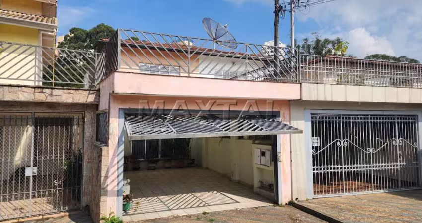 Sobrado espaçoso com 3 dormitórios, 4 banheiros e 2 vagas