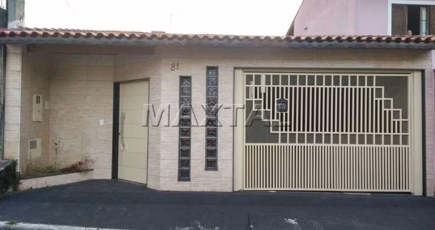 Casa à venda com 2 Dormitórios, sendo 1 suíte, 1 sala de estar, cozinha, quintal com churrasqueira.