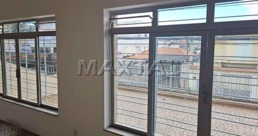 Casa para locação de 120m², com 3 quartos, vaga e sacada, na Vila Romero.