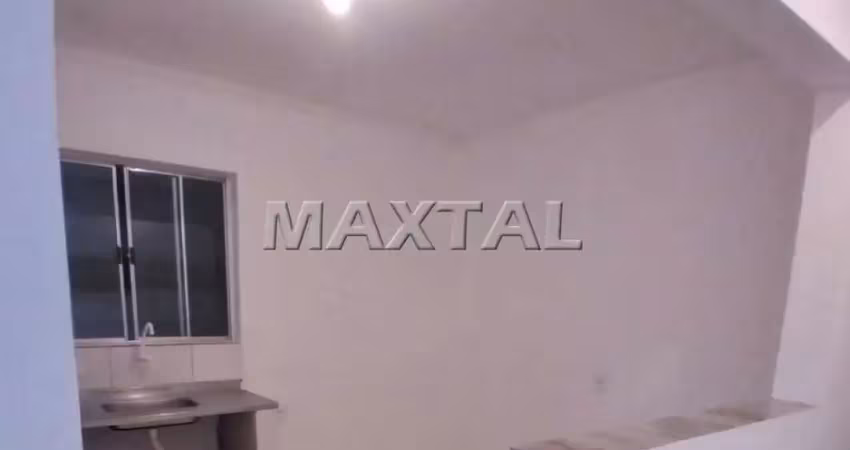 Casa para locação com quarto e cozinha, um banheiro e lavanderia individual.