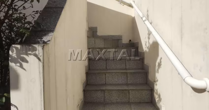 Sobrado em santana de 90m² 3 dormitórios, 1 vaga, quintal e garagem coberta.