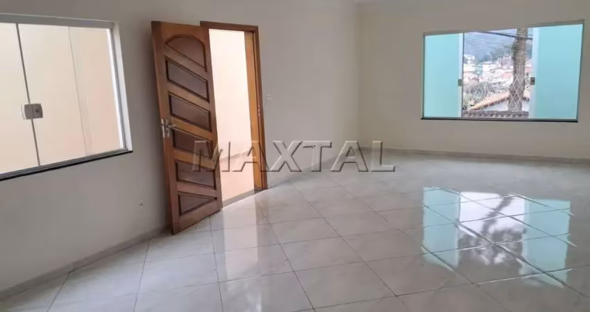 Sobrado novo, 200m², 3 dormitórios, 3 suítes, sala dois ambientes, churrasqueira e 5 vagas.