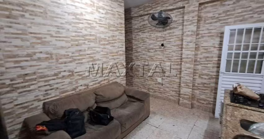 Casa térrea com 66m², 2 dormitórios, cozinha, 1 banheiro, vaga para 1 automóvel.