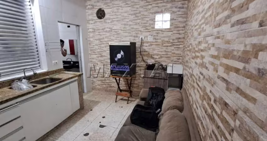 Casa com 66m², 2 dormitórios, cozinha, 1 banheiro, vaga para 1 automóvel.