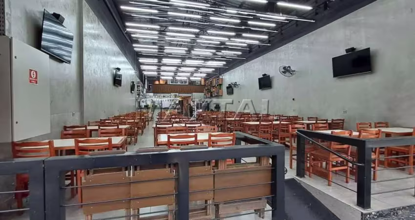 Restaurante com 250m², todo em piso frio, com 160 lugares, cozinha moderna e funcional.