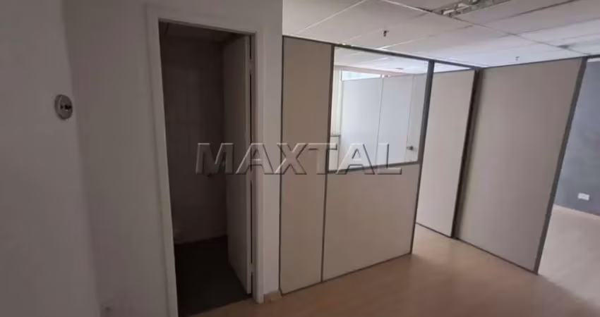 Sala com 33m², dividida em 2 salas, 2 banheiros e 1 vaga, na rua voluntários da pátria.