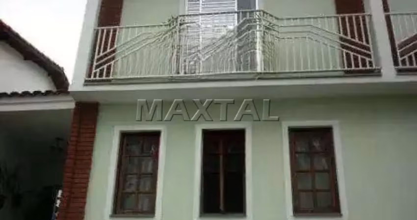 Casa à venda com 3 quartos, 1 suíte com sacada, 4 vagas de garagem e 4 banheiros.