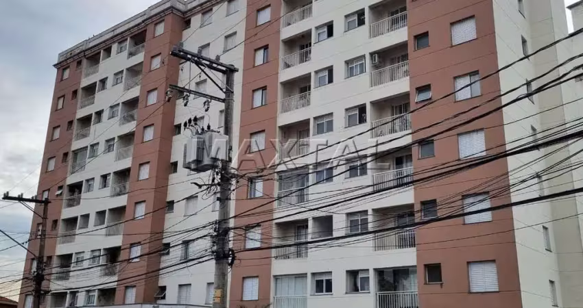 Apartamento todo reformado com 02 quartos, varanda envidraçada 01 vaga e prédio com lazer.
