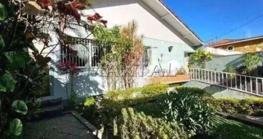 Casa a venda com 3 quartos, sendo 1 suíte, 3 vagas de garagem e 2 banheiros.