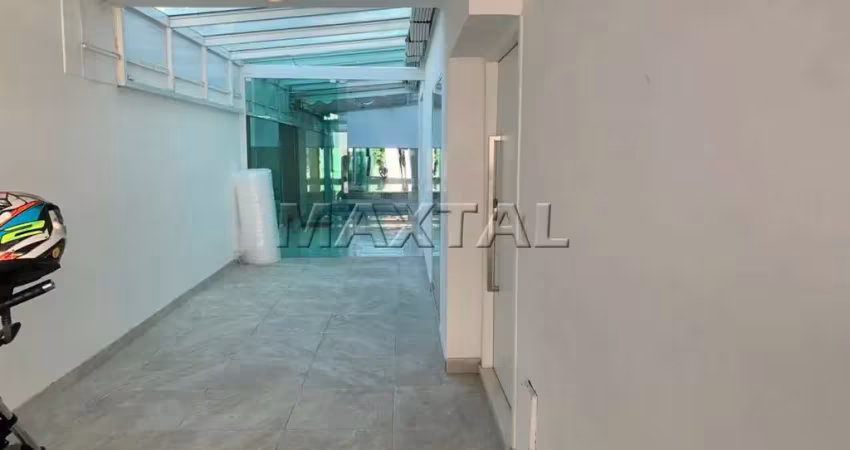 Casa em condomínio com 220m², 3 dormitórios, 3 suítes, 4 banheiros e 2 vagas.