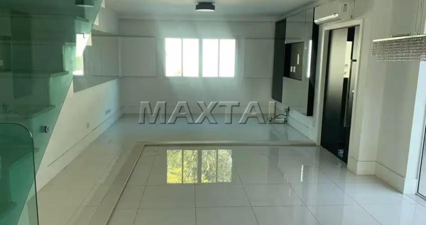 Casa em condomínio com 220m², 3 dormitórios, 3 suítes, 4 banheiros e 2 vagas.