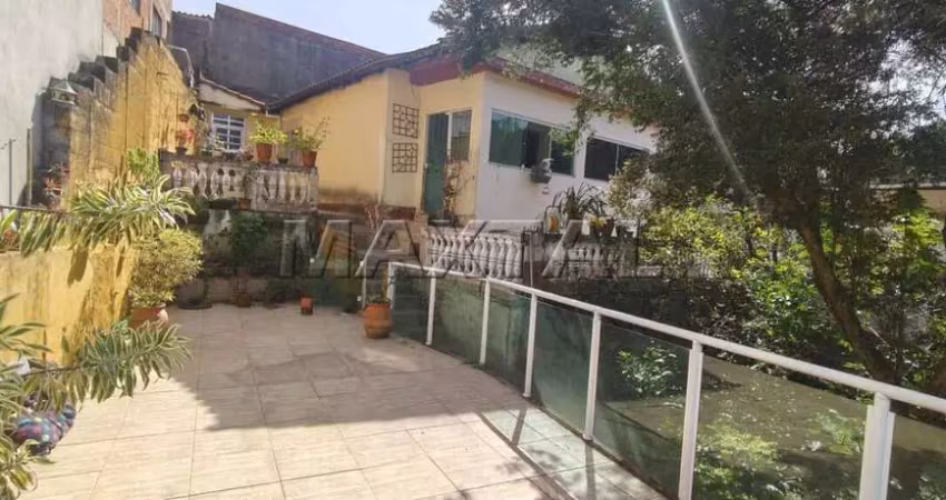 Casa à venda com terreno de 336m², 2 quartos, sala, cozinha 2 banheiros, 1 vaga e sacada envidraçada