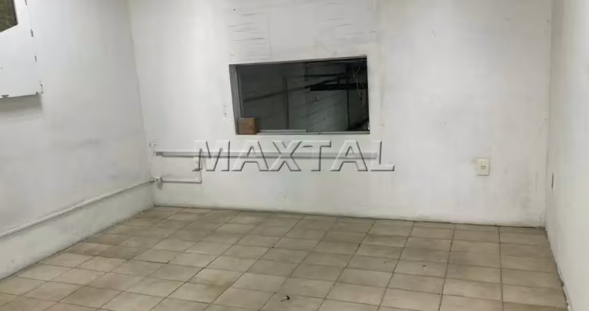 Galpão para locação com 204m², escritórios e pé direito alto, na casa verde