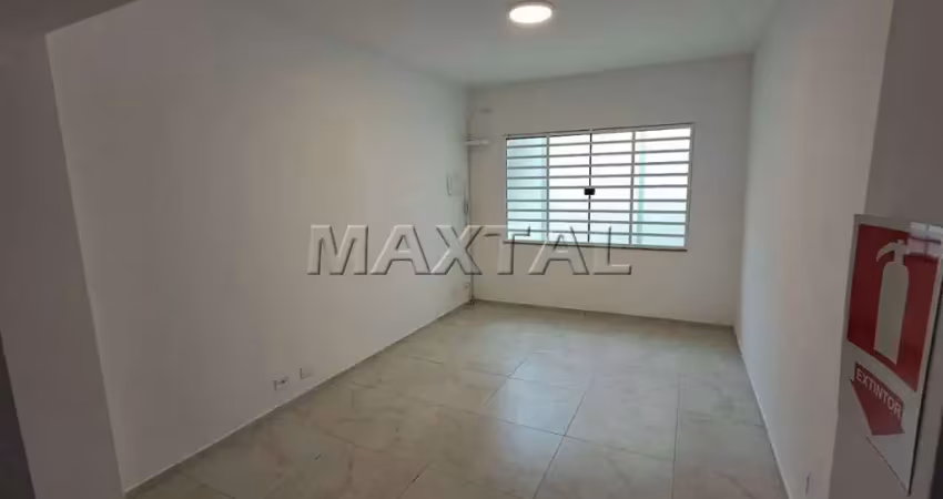 Sala com 2 ambientes, 32m², 1 toalete, toda em piso frio em região comercial da zona norte.
