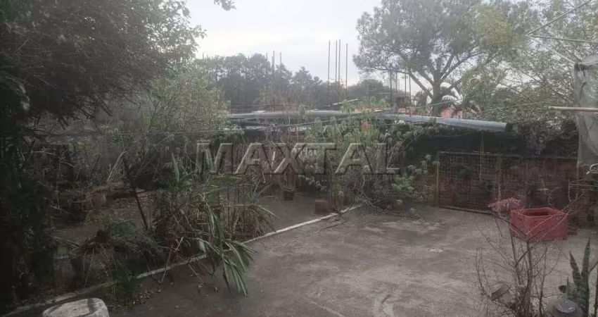 Casa antiga à venda com terreno amplo para investidores, conta com 238m², na vila rosa.