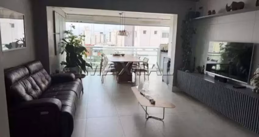 Apartamento com varanda à venda mobiliado, possui 3 dormitórios e 3 vagas, na vila mascote.