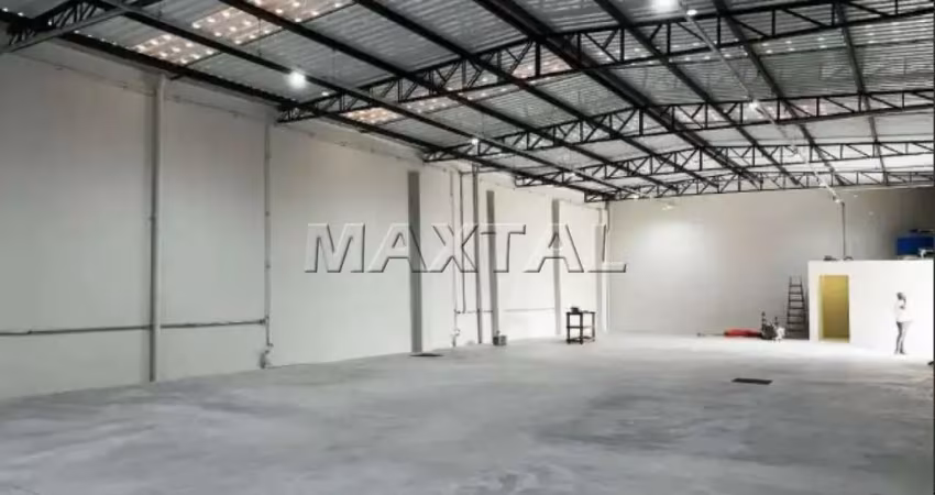 Galpão com 400 metros de área construída, 2 banheiros, escritório, refeitório e 20 vagas de garagem.