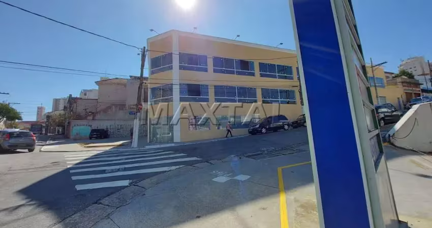 Prédio comercial à venda de 830m², área construída de 1200m² e 6 vagas de garagem.