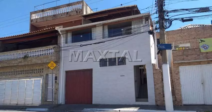 Casa a venda,  4 dormitórios sendo 1 suíte, 3 salas, 6 banheiros e 1 vaga de garagem.