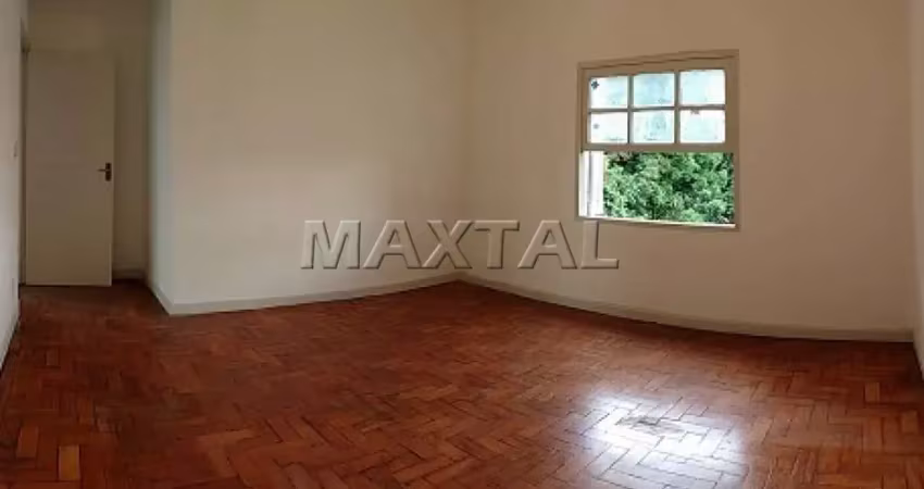 Apartamento na luz, com 2 quartos grandes com ambos com sacada, sala, cozinha e banheiro.