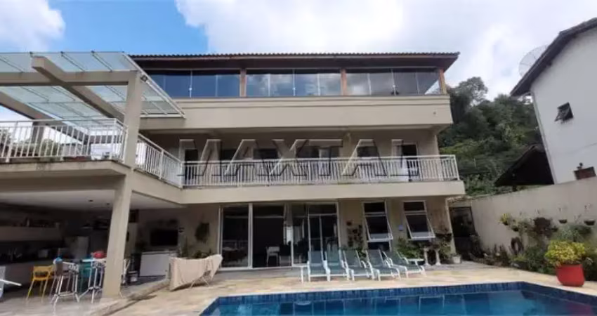 Sobrado em condomínio fechado em mairiporã, com 3 suítes, cozinha, área, piscina e 2 vagas.