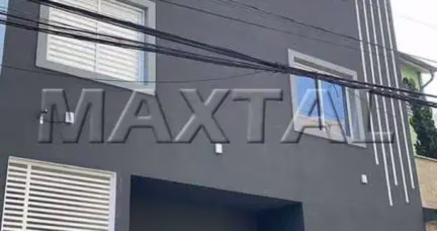 Apartamento novo com 2 dormitórios, sala, cozinha americana, claraboia e banheiro.