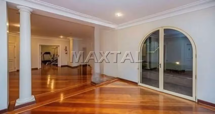 Triplex com 551m² com 5 quartos todos com suítes, piscina, área gourmet, 8 vagas e laser completo.