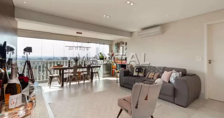 Apartamento para venda na aclimação com 2 quartos, sendo 2 suítes, 95m², piscina coberta e academia.