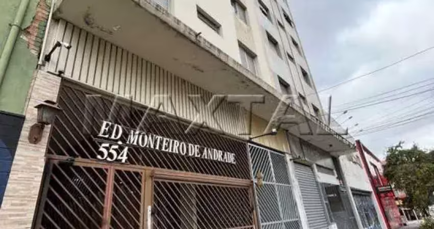Apartamento para locação de 82m², 02 quartos, 01 banheiro e área de serviço espaçosa.