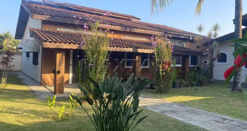 Casa à venda de 544,80m² com 3 dormitórios, 1 suíte e 5 vagas. em bertioga,  a 5 minutos da praia.