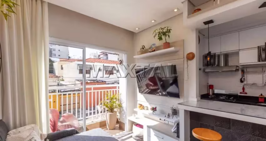 Apartamento reformado, 47m², com 2 dormitórios, 1 vaga de garagem e varanda, próximo ao metrô.