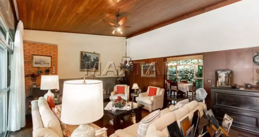 Casa para venda com 490m² com 4 quartos, sendo 1 suíte, 3 vagas de garagem, lareira e escritório.