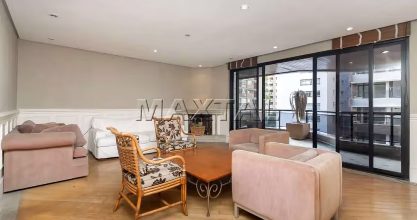 Apartamento com 245m² com 4 quartos sendo 3 suítes, copa, lavabo e 3 vagas garagem ótima localização