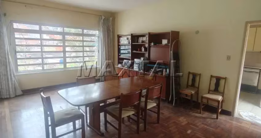 Casa à venda com terreno de 234m², 2 quartos, 1 banheiro e 1 vaga de garagem.