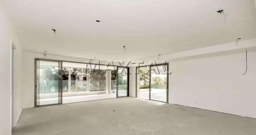 Apartamento com 354 m², 3 quartos sendo 3 suítes, 3 vagas de garagem mais depósito.